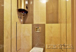 Туалет большой площади с подвесным унитазом и водонагревателем